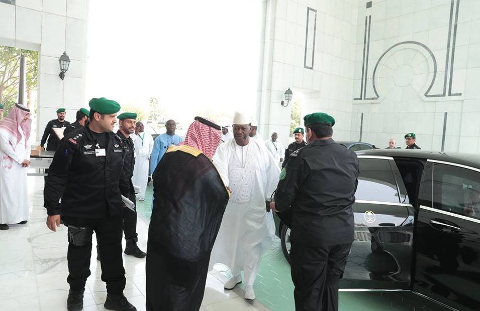بالصور والفيديو: رئيس أفريقي يتخلى عن البروتوكول في السعودية