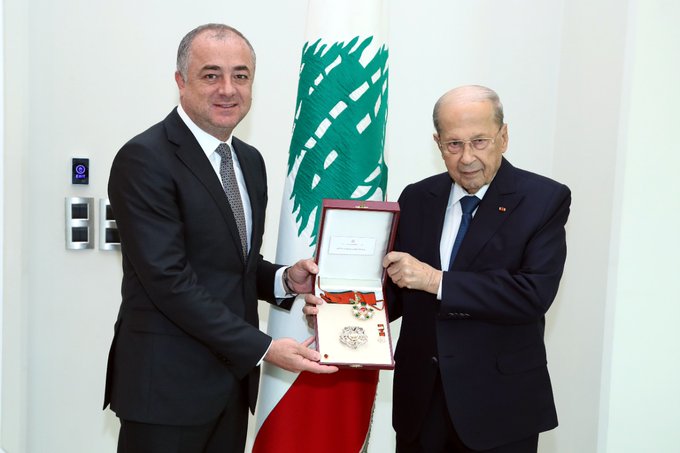 بالصورة- عون يقلّد بو صعب وسام الأرز الوطني من رتبة ضابط أكبر!
