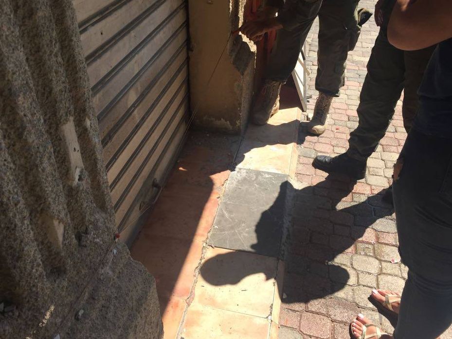 بالصور: اقفال ووضع الأختام على فرنين للمعجنات في بيروت