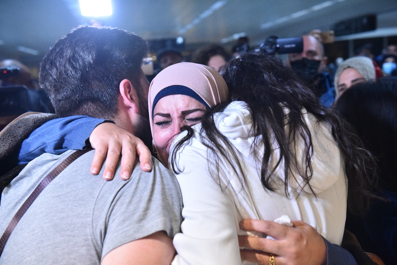 أهالي الطلاب اللبنانيين العائدين من أوكرانيا يستقبلونهم بالدموع... مصير دراسي مهدد ووقفات احتجاجية ضاغطة... (فيديو+صور)