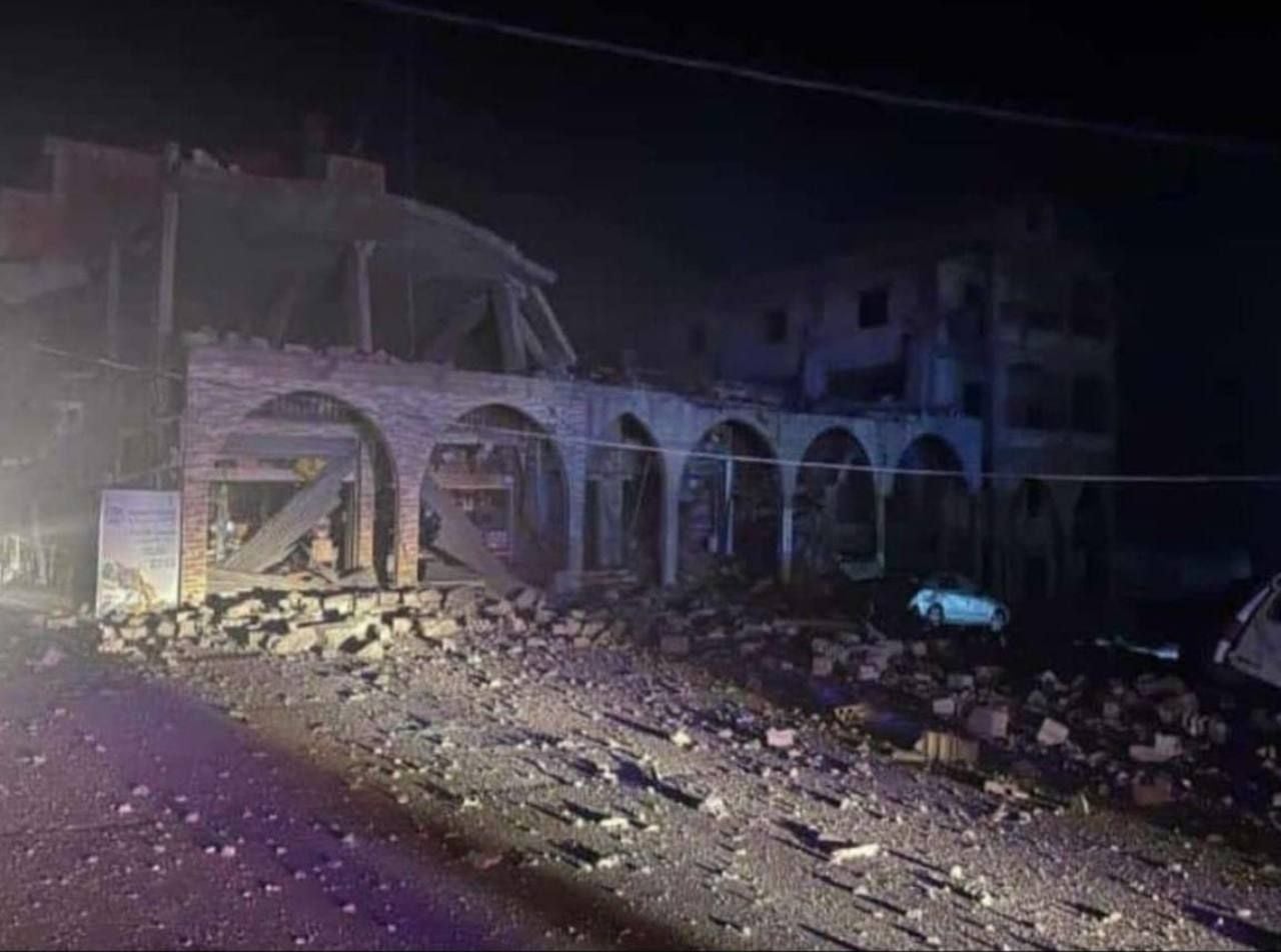 دمارٌ هائلٌ... قصفٌ ليلي يطال بنت جبيل! (فيديو)