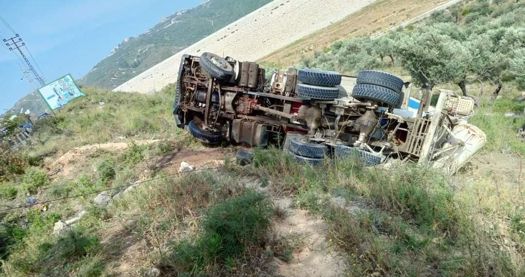 بالصورة: انقلاب "جبالة" باطون بالقرب من نفق حامات