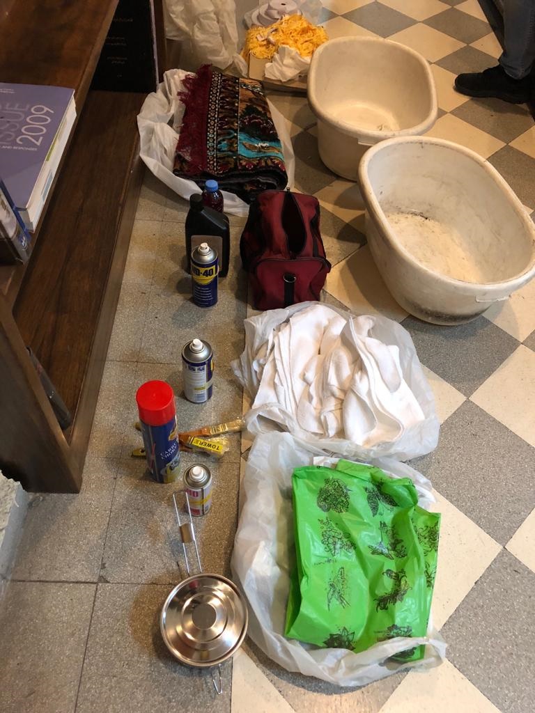 بالصور: حاول تهريب المخدرات عبر مزجها بالسجاد