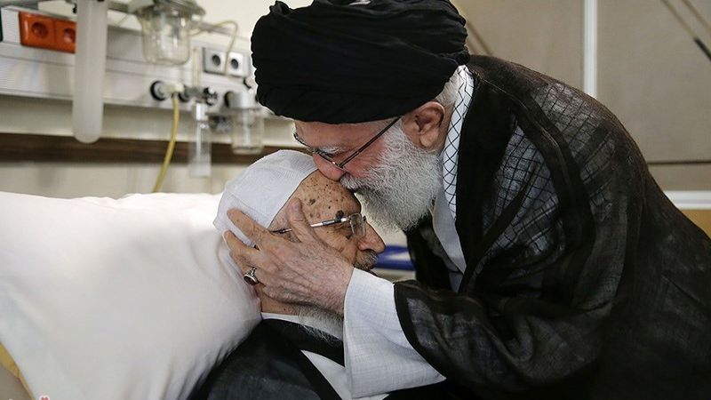 بالصورة: خامنئي يُقبل رأس "شيرازي" بالصورة: خامنئي يُقبل رأس "شيرازي"
