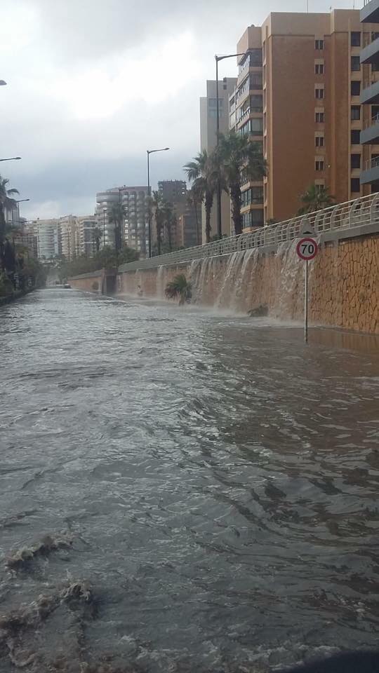 بالفيديو: "المجارير" تغرق طريق الرملة البيضاء