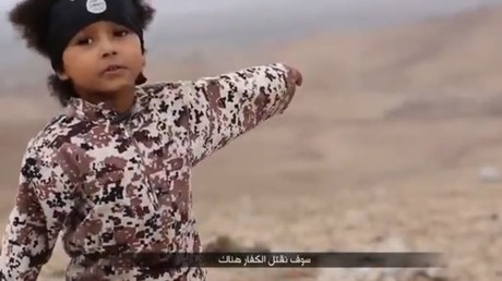 بالصور.. "شبل داعش الصغير" يظهر فجأة في السويد! 