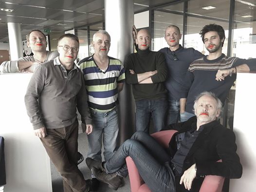 أيها الرجال.. "ضعوا أحمر الشفاه"!