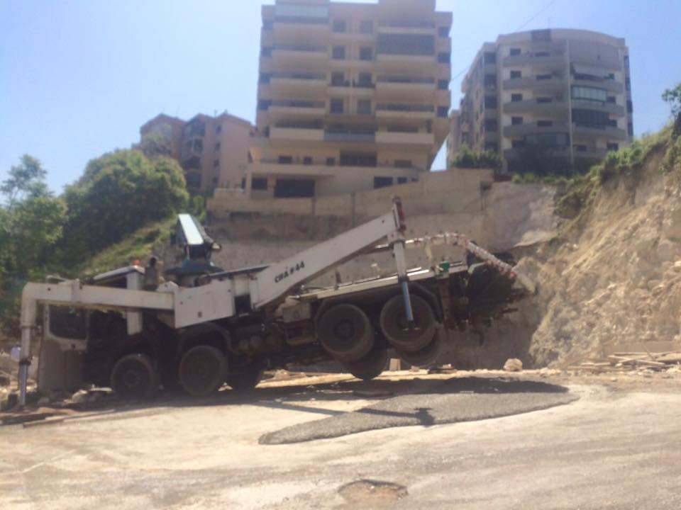 بالصور.. مضخة اسمنت تودي بحياة عامل