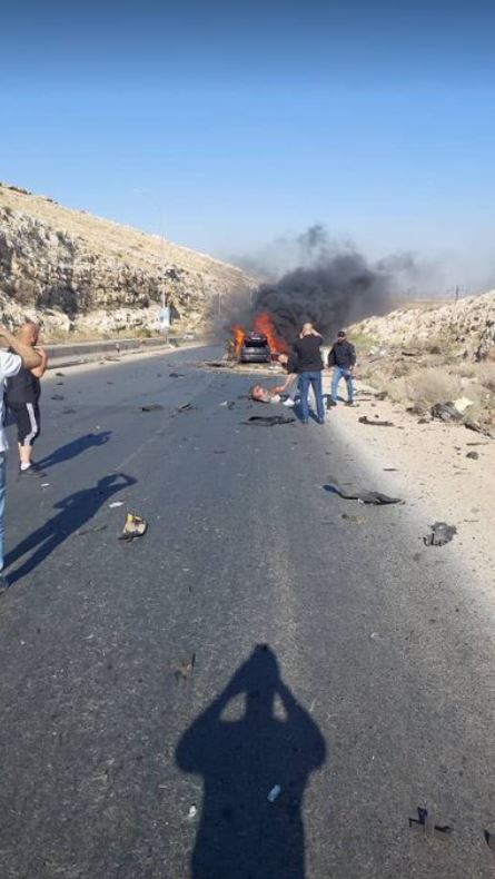 بالفيديو: استهداف سيارة على الحدود اللبنانية السورية