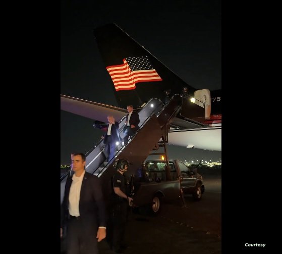 بعد خروجه من المستشفى سالمًا... ترامب يتجه إلى منتجعه الصيفي! (فيديو) بعد خروجه من المستشفى سالمًا... ترامب يتجه إلى منتجعه الصيفي! (فيديو)