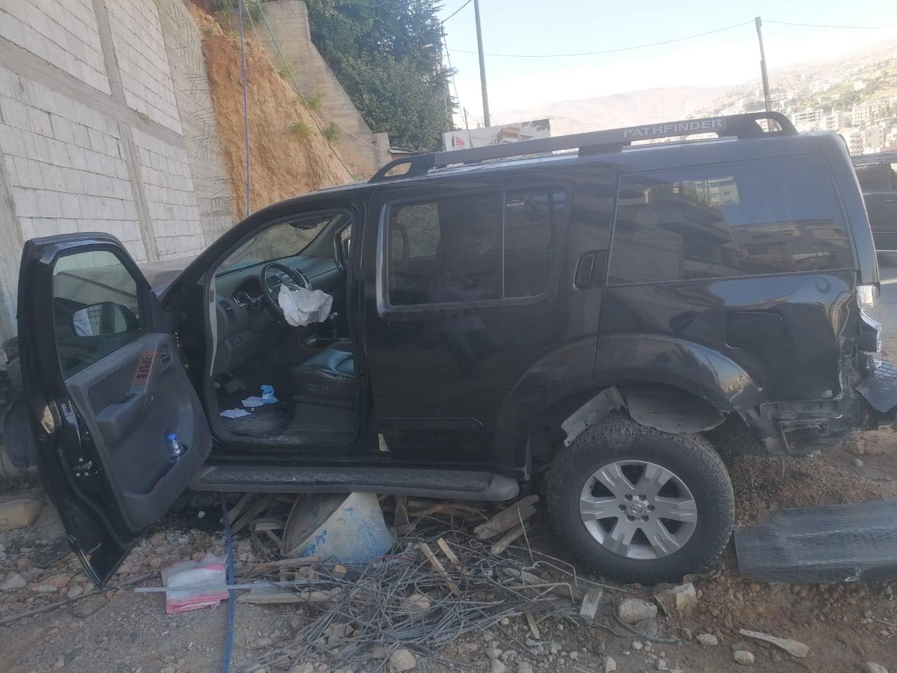 بالصور: متعهد بلدية زحلة يحفر مطباً "يقع" فيه عضو في المجلس! 