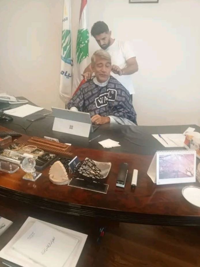 بالصورة: "حلّاق" في مكتب وزير الطاقة